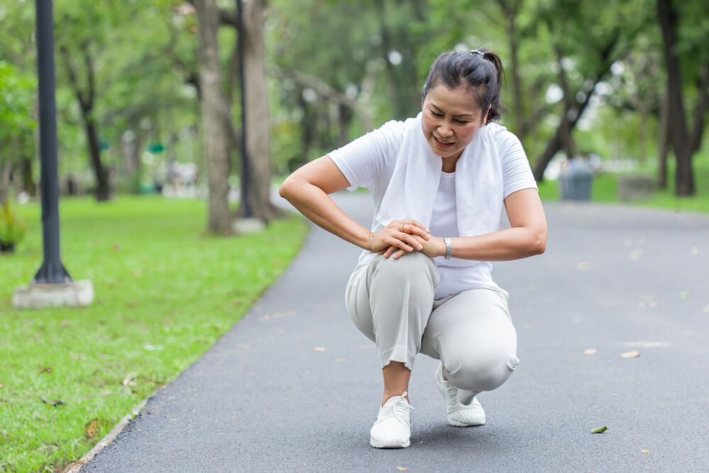 sharp-pain-in-knee-comes-and-goes-armor-physical-therapy