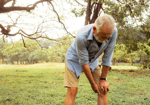 7 reasons why you may have trouble bending and extending your knee shutterstock 1026471625 leg pain behind knee