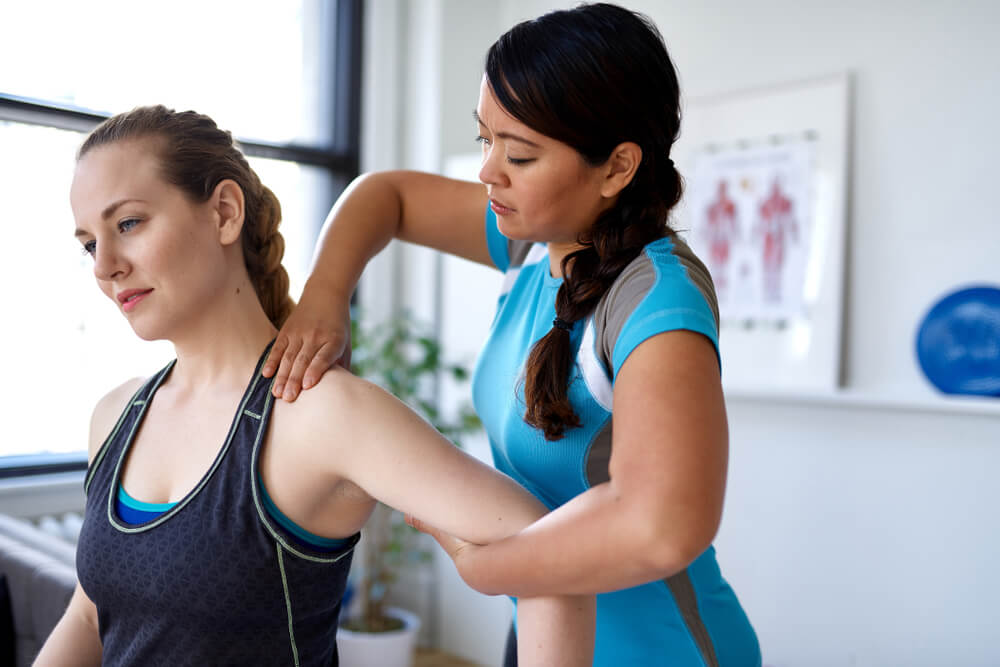 Three ways a physical therapist can help when your first rib is out of place shutterstock 1550854181 functional capacity evaluation process, ssor physical therapist conducting fce, patient undergoing functional capacity evaluation at ssor