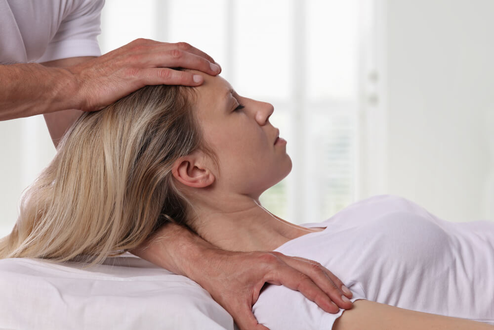 Three types of stiff neck treatment your physical therapist may use shutterstock 636736624 stiff neck treatment