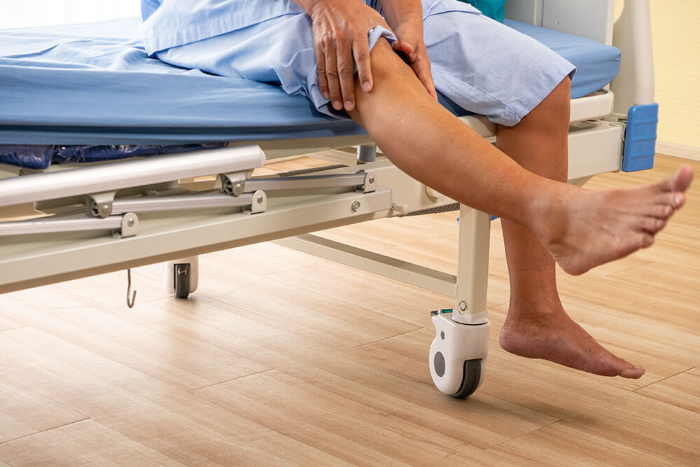 3 ways that PT can help you return to driving after surgery on your ACL asian patient man feeling pain on his knee at the 2023 11 27 05 32 47 utc 3 ways that pt can help you return to driving after surgery on your acl post-surgical rehab